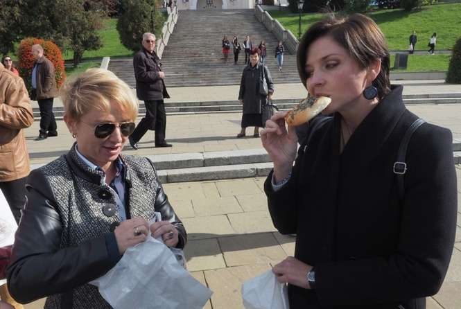 Posłanka Joanna Mucha zachwalała wczoraj nie tylko program PO, ale też lubelskie cebularze (fot. Wojciech Nieśpiałowski)