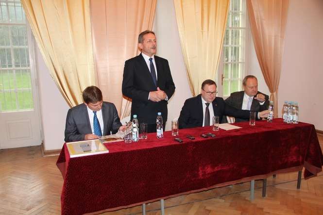 Na konferencji prasowej, oprócz burmistrza Jerzego Rębka i senatora Grzegorza Biereckiego, był jeszcze m.in. Janusz Szewczak, główny ekonomista SKOK Fot. Ewelina Burda