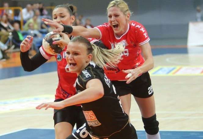 Edyta Charzyńska (z piłką) z konieczności gra na pozycji kołowej<br />
FOT. WOJCIECH NIEŚPIAŁOWSKI<br />
