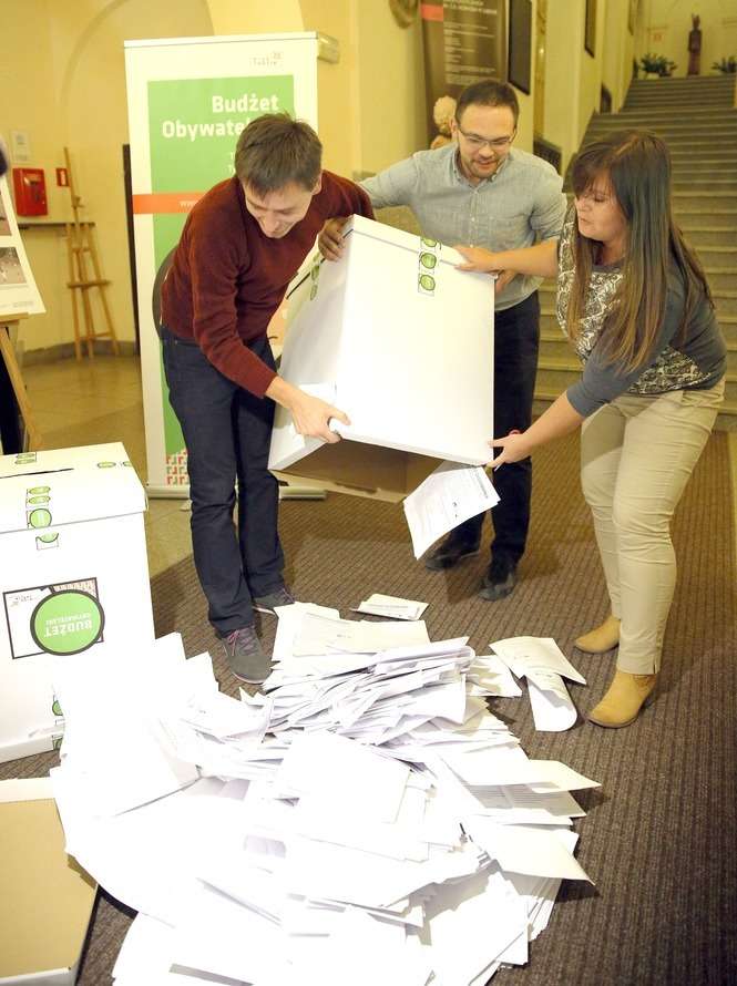 Do urny stojącej w holu Ratusza wrzucono kilkanaście tysięcy kart do głosowania