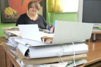 Beata Mojska wraz ze współpracownikami otrzymała do przejrzenia, uporządkowania i zarejestrowania dziesiątki teczek z ofiarowanymi muzeum archiwaliami	