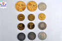 Policja poszukuje właścicieli monet kolekcjonerskich. Osoby, które rozpoznają monety są proszone o kontakt z Komendą Miejską Policji w Lublinie przy ul. Północnej 3. (fot. Policja)
