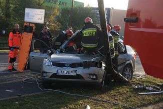 Wypadek na al. Witosa: Samochód uderzył w latarnię