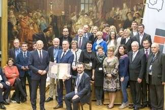Symboliczne podpisanie nowej Unii Lubelskiej. Kiedyś akt podpisali królowie, szlachta i przedstawiciele Kościoła. Teraz swoje podpisy pod deklaracją wieloletniej współpracy na rzecz budowy społeczeństwa obywatelskiego złożyli przedstawiciele organizacji pozarządowych i społecznicy (Fot. Materiał organizatora)