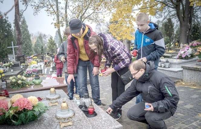 Puławska młodzież chętnie włącza się w akcję dbania o groby zapomnianych bohaterów. Przed rokiem w akcji Zapal Pamięć zapłonęło 3240 zniczy, w tym ma być ich jeszcze więcej (fot. P. Kędziora)