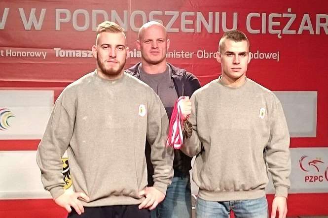 Patryk Czerwonogrodzki (z prawej) stanął w Wałbrzychu na najniższym stopniu podium. Obok Łukasz Ławecki i trener Robert Dołęga, fot. Robert Dołęga<br />
<br />
