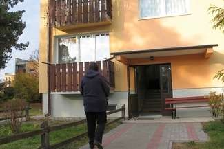 Kobietę znaleziono koło bloku w Woli Uhruskiej. Była w takim stanie, że nie poznali jej sąsiedzi (Fot. Jacek Barczyński)