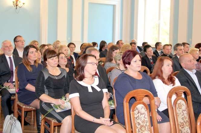 Święto Komisji Edukacji Narodowej to nie tylko szkolne akademie, ale także nagrody dla wyróżniających się nauczycieli (fot. Starostwo Powiatowe w Puławach)