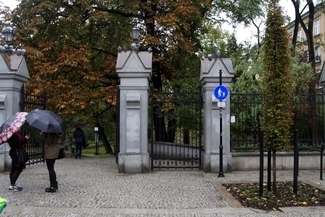 Nowy grab jest zabezpieczony palikami dopóki nie przyjmie się na dobre Fot. AS