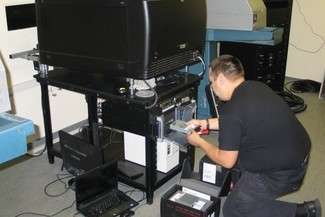 Technicy jeszcze testują współpracę cyfrowego projektora z nowym nagłośnieniem (fot. Jacek Barczyński)