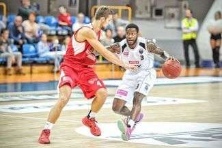 Trency Jackson (z piłką) w meczu z MKS Dąbrowa Górnicza zdobył 12 punktów, swój rekord sezonu
FOT. MKS STAT LUBLIN
