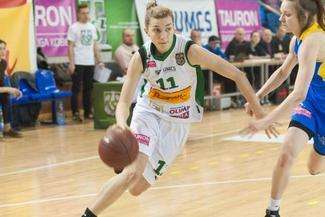 Aldona Morawiec (w białym stroju) pojechała z młodszymi koleżankami do Gdańska, ale nie pomogła im ograć AZS UG, fot. AZS.UMCS.PL