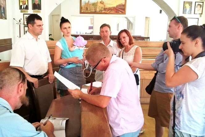 Mieszkańcy przynieśli we wrześniu do Ratusza około stu podpisów pod sprzeciwem wobec decyzji Ratusza o sprzedaniu działki Kościołowi