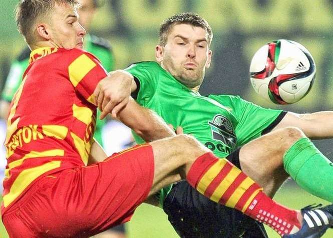 Grzegorz Piesio strzelił w tym sezonie już trzy bramki dla zielono-czarnych<br />
FOT. PRZEMYSŁAW GĄBKA/GORNIK.LECZNA.PL<br />
