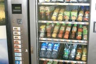 W myśl nowych przepisów automat z chipsami jest legalny, pod warunkiem, że są one wykonane z suszonych jabłek (Fot. Radosław Szczęch)