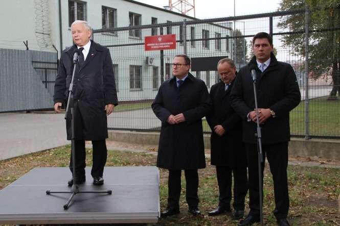 Jarosław Kaczyński przed ośrodkiem dla cudzoziemców w Białej Podlaskiej (fot. Ewelina Burda)