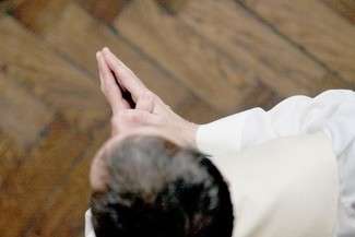 Według papieża Franciszka Kościół musi rozpocząć proces pojednania z ofiarami pedofilii (fot. AS)