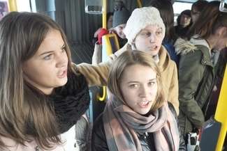 Uczniowie śpiewali "Mury" w autobusach