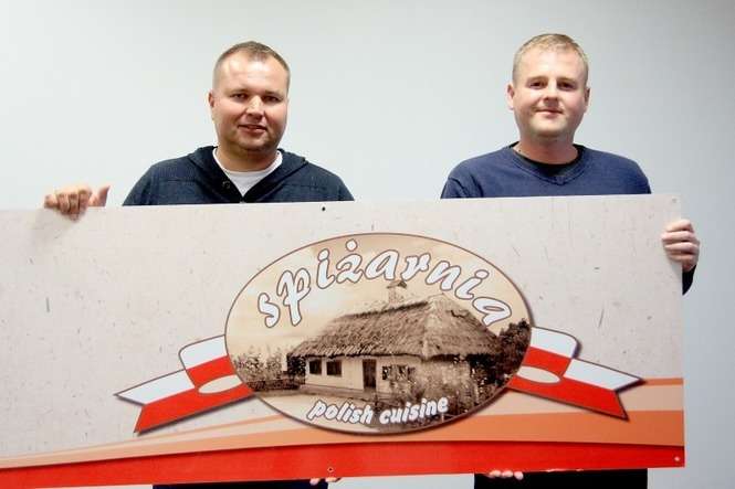 Właściciele „Spiżarni” Dariusz Jeleniewski i Karol Wroński z polskimi produktami docierają na Wyspy (fot. AS)