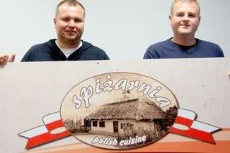 Właściciele „Spiżarni” Dariusz Jeleniewski i Karol Wroński z polskimi produktami docierają na Wyspy (fot. AS)