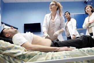 Adriana Kowal, studentka V roku w roli lekarza i w roli pacjenta Jan Korulczyk. Pan Jan na co dzień jest pracownikiem technicznym CSM ale przeszedł szkolenie i wczoraj mógł cierpieć na bardzo silne bóle brzucha (fot. Dorota Awiorko)