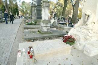 Z pieniędzy zebranych podczas kwest odnowiono w tym roku nagrobek zasłużonego dla Lublina lekarza Kazimierza Jaczewskiego (fot. Maciej Kaczanowski)