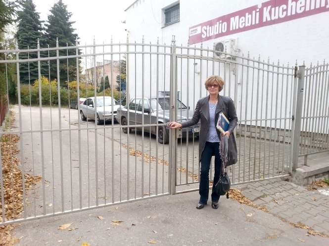 – To jest jedyna droga, którą możemy dojechać pod swoje domy i zaparkować samochody – mówi Jadwiga Kmieć, która również opowiadała o problemie miejskim radnym (fot. Agnieszka Antoń-Jucha)