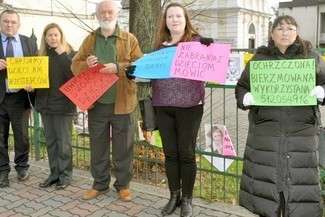 Ksiądz molestował dziewczynki. Kuria milczy, a ofiary cierpią