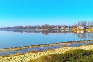 Jednym ze wskaźników postępującej degradacji jeziora jest wyraźny spadek przezroczystości wody (Fot. Urząd Gminy Włodawa)