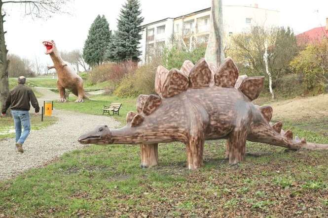 Znakiem rozpoznawczym parku na Podzamczu są dziś betonowe dinozaury