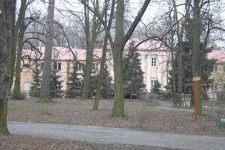 Dworek w Tomaszowicach Kolonii jest w fatalnym stanie. Cena wywoławcza w kolejnym przetargu ma być obniżona o 40 proc.