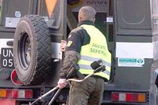 Dla zabawy dzwoniły i informowały o bombie. "Z reklamówki wystają kable, słychać tykanie"