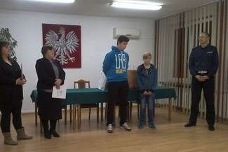 W piątek Mateusz i Kacper dostali drobne upominki, podziękowania i listy gratulacyjne od powiatowego komendanta policji, wójta gminy i dyrektora szkoły
