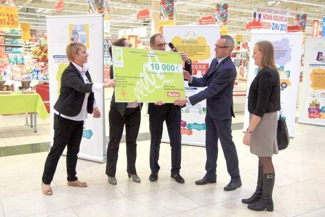 Podczas wczorajszego otwarcia wystawy przedstawiciele Fundacji Auchan przekazali czek dla Centrum Wolontariatu na cele statutowe (fot. AS)