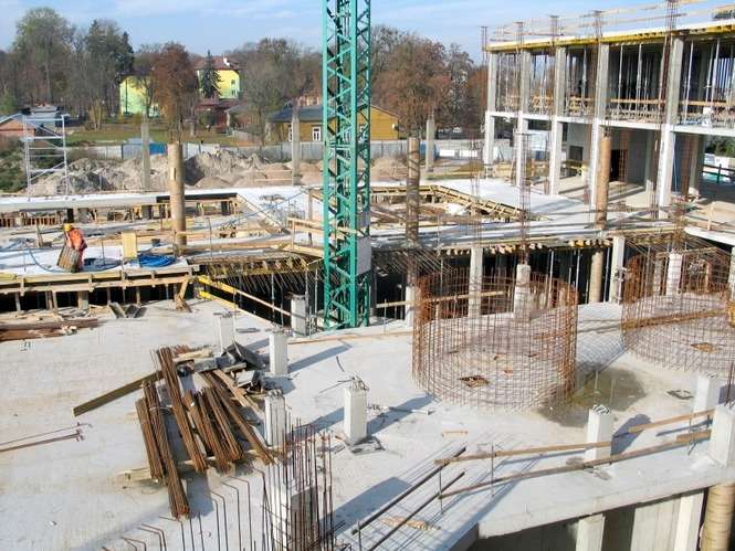 Budowa trzypiętrowego aquaparku jest już na półmetku. Inwestycja pochłonie 33 mln zł. Chełmski Park Wodny ma być gotowy za 13 miesięcy (fot. Jacek Barczyński)
