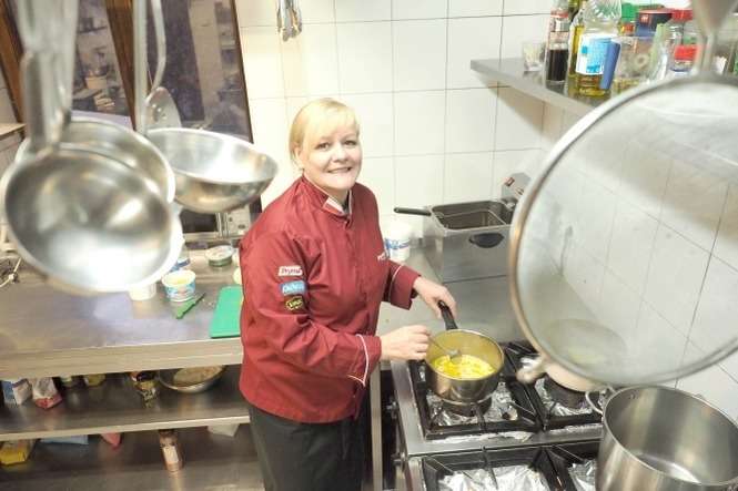 Mariia „ Maryjka” Viznovych, prawa ręka Doroty Otachel w Old Pubie gotuje tak, jak w domu. Czyli na Ukrainie. Robi najlepszą soljankę w Lublinie