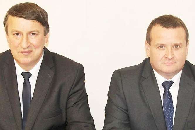 Nowy starosta powiatu janowskiego Grzegorz Pyrzyna (z prawej) i wicestarosta Antoni Kulpa 