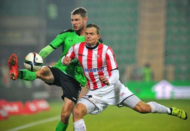 Grzegorz Bonin w meczu z Cracovią strzelił gola na wagę trzech punktów<br />
FOT. PRZEMYSŁAW GĄBKA/GORNIK.LECZNA.PL<br />
