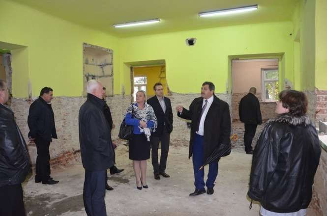 W październiku postęp prac remontowych w Anielinie wizytowała ówczesna podsekretarz stanu w Ministerstwie Pracy i Polityki Społecznej Elżbieta Seredyn (fot. UG Krzywda)