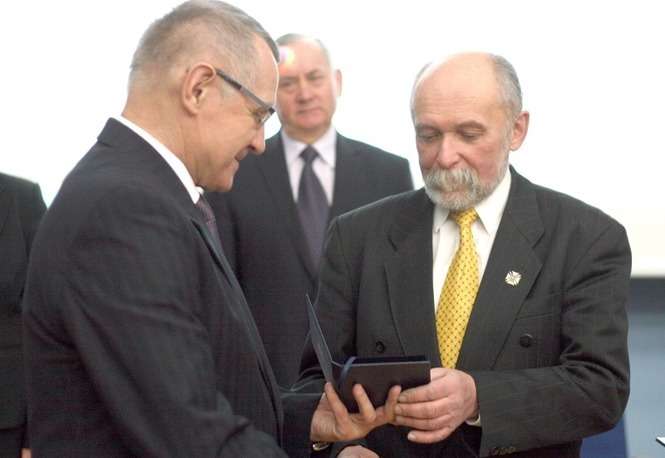 Medal dla kapitana z rąk Janusza Grobla odebrał jego wnuk, Lech Marczak (z prawej), który podziękował samorządowcom za tę nagrodę (fot. Radosław Szczęch)