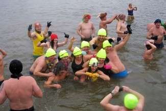 Morsy biły rekord Guinnessa. Do jeziora Białego wskoczyło 116 osób (zdjęcia)