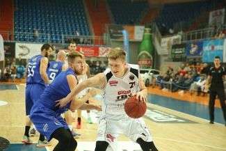 Igor Czumakow (z piłką) zdobył w sobotę piętnaście punktów

Fot. Maciej Kaczanowski