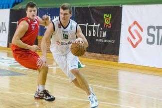 Fot. www.azs.umcs.pl

Mateusz Wiśniewski (z piłką) w sobotę zaliczył rewelacyjne zawody