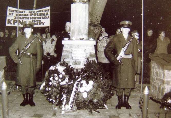 Warta honorowa puławskiej jednostki – 11 listopada 1990 r. (fot. Ze zbiorów Roberta Ocha)