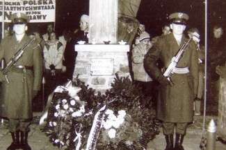 Warta honorowa puławskiej jednostki – 11 listopada 1990 r. (fot. Ze zbiorów Roberta Ocha)