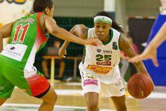 Leah Metcalf (w białym stroju) to jedyna Amerykanka, jaką ma obecnie do dyspozycji trener Krzysztof Szewczyk, fot. azs,umcs.pl