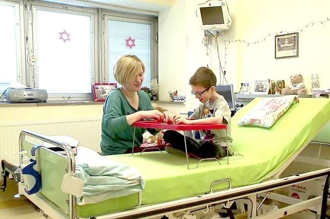 Mateusz Prażmowski i jego mama od kilku lat mieszkają w szpitalu
