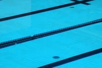 Z ustaleń dyrektorki wynika, że pani Ewelina miała do dyspozycji jeden tor, na którym prowadziła zajęcia ze zmieniającymi się pięcioosobowymi grupami. Rodzice tych dzieci za 55 minut nauki pływania płacili po 40-50 zł