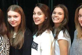 Młodzi ludzie z Białej Podlaskiej tworzą projekty w ramach olimpiady Zwolnieni z teorii. Projekt Kulturalny atak Białej ma zachęcić bialczan do korzystania z wydarzeń kulturalnych w mieście, a Nie myśl peselem, zostań przyjacielem (pomysłodawczynie na zdj.)pokazuje że warto przyjaźnić się z seniorami/ fot. mat.prasowe.