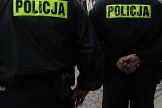 Przyszedł ze świątecznymi prezentami i okradł 80-latka